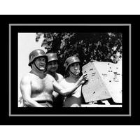 Affiche encadrée Noir et Blanc: La 7 ème Compagnie - 50x70 cm (Cadre Tucson)